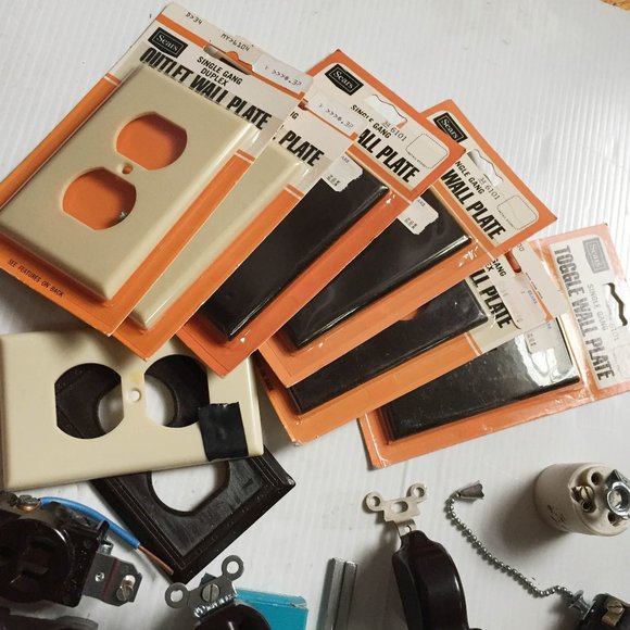 Mixed Lot of Duplex Receptacles & Others (New & Old) - Picture 3 of 9